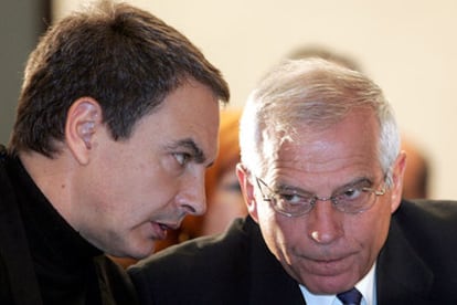 El jefe del Ejecutivo, José Luis Rodríguez Zapatero, y el presidente de la Eurocámara, Josep Borrell.