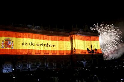 Una enorme bandera de España, sobre la que se podía leer 'Feliz Día de la Fiesta Nacional, 12 de octubre', ha dado por terminada la proyección.