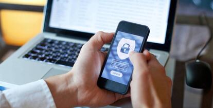 Un usuario de internet accede a una cuenta privada.