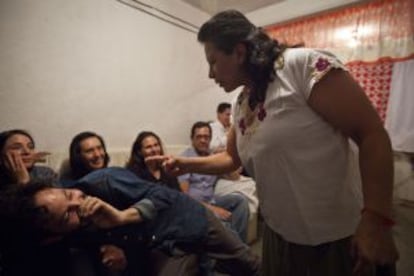 Verónica Hernández y el actor Mauricio Isaac durante el Safari en Tepito.