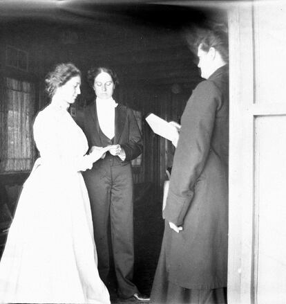 Una de las imágenes que tomó Theresa Parker Babb, en la que puede verse a su hermana Grace (izquierda) y a Alice Merriam (vestida de hombre), en julio de 1899.