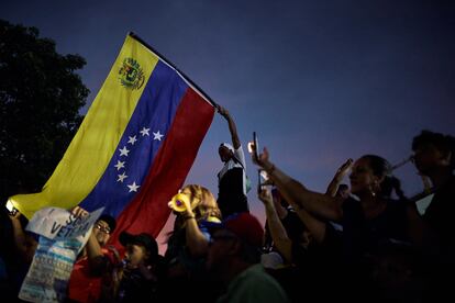 Un hombre alza una bandera de Venezuela, este 25 de julio en Caracas.