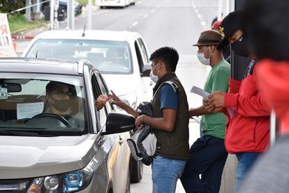 Estudiantes de la Escuela Normal Rural de Ayotzinapa tomaron la caseta de Palo Blanco para pedir cooperación a los automovilistas y destinar ese recurso a los padres de los 43 jóvenes desaparecidos en Iguala  FOTO: Dassaev Tellez /CUARTOSCURO 