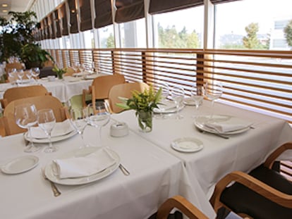 Comedor del restaurante Miramón Arbelaitz, en San Sebastián; abajo, el 'chef' José Mari Arbelaitz.