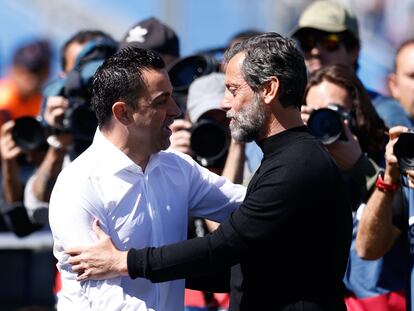 Xavi Hernández saluda a Quique Sánchez Flores durante el Getafe-Barcelona (0-0) disputado el pasado 16 de abril.