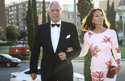 Mario Vargas Llosa e Isabel Presley en Valencia el pasado 3 de julio.