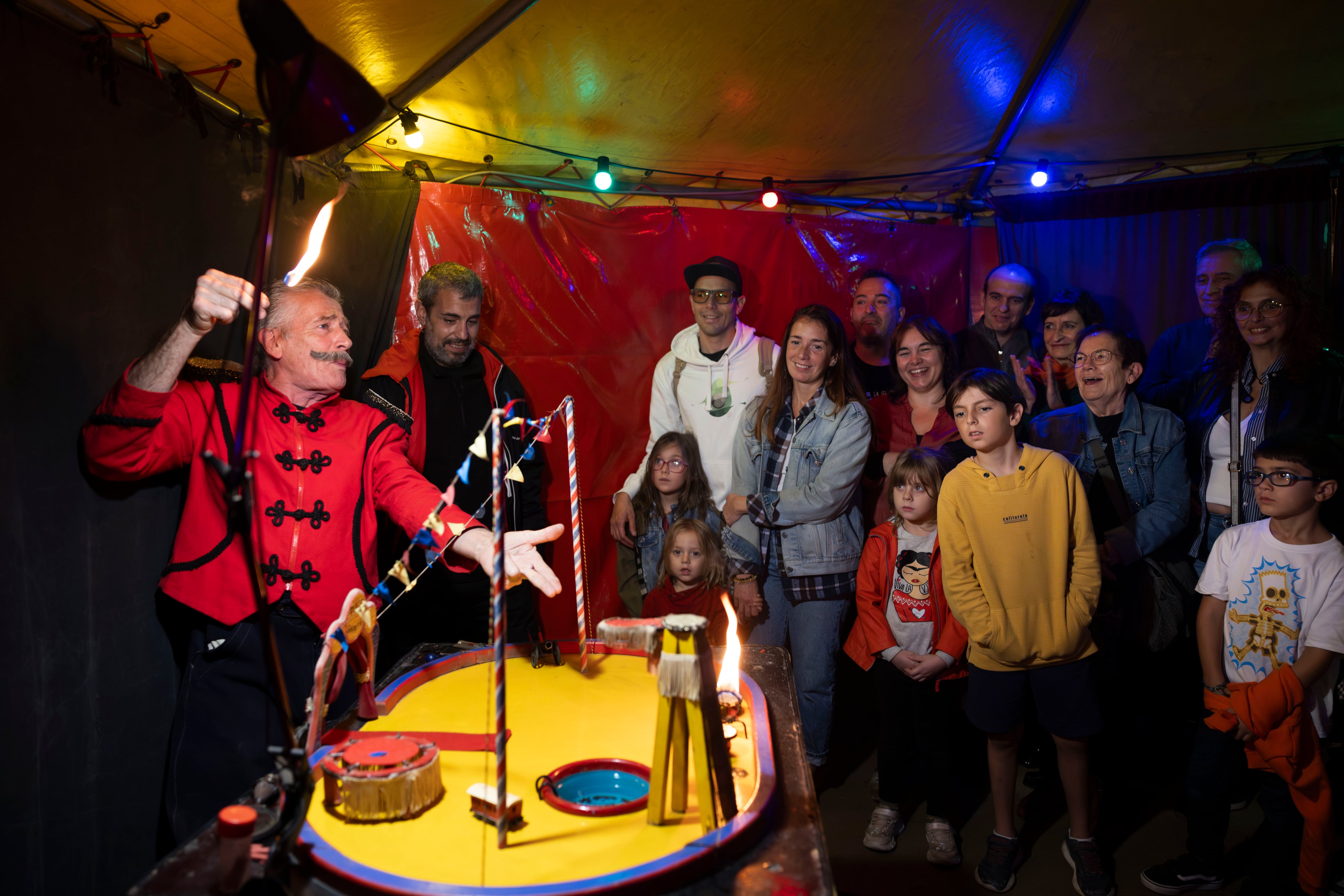 Un momento del show de Kerignard con su circo de pulgas.