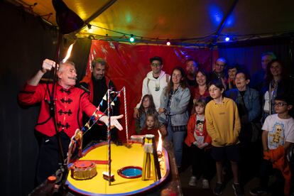 Un momento del show de Kerignard con su circo de pulgas.