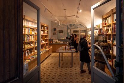 Clientes en el interior de la librería Rals Llibres, en Calonge (Girona).