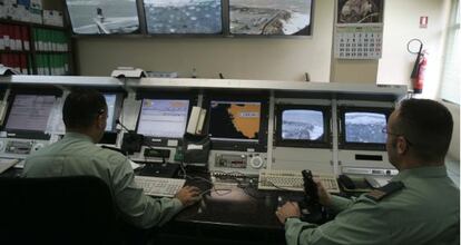 Dos agentes de la Guardia Civil controlan el Servicio Integran de Vigilancia Exterior (SIVE) en C&aacute;diz.