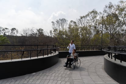 Visitantes recorren la Calzada Flotante que une la primera y segunda sección del Bosque de Chapultepec.