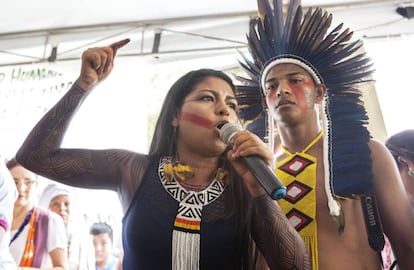 Juma Xipaya defiende a los pueblos de la selva y despierta la ira de los grileiros en el encuentro Amazonia Centro del Mundo, el 18 de noviembre, en Altamira. A su lado, Mitã Xipaya, un joven líder indígena.