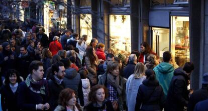 Despite a surge in online sales, the streets of Madrid are still packed with shoppers.