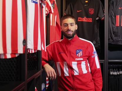 Carrasco posa para la entrevista en la tienda oficial del Atlético en el Cerro del Espino.