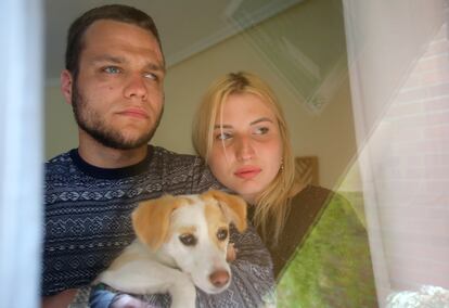 Denis Boikov junto a su mujer Cateryna Boikova y su perra 'Vasi', en la casa de la familia alicantina que les acoge.