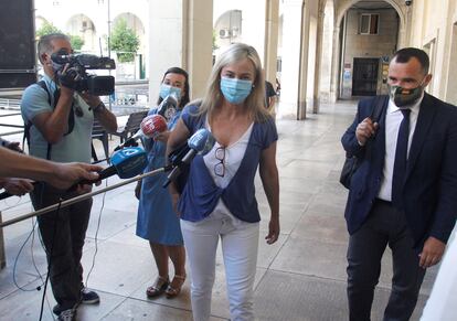 La exalcaldesa de Alicante, Sonia Castedo, a su llegada a la Audiencia provincial.