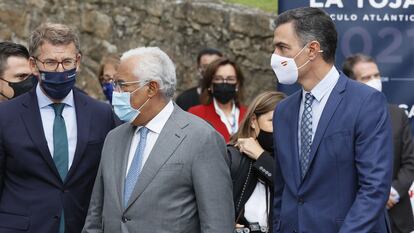 El presidente del Gobierno, Pedro Sánchez; el primer ministro portugués, António Costa, y el presidente del la Xunta, Alberto Núñez Feijóo, a su llegada a la jornada de clausura del III Foro La Toja-Vínculo Atlántico, en octubre.