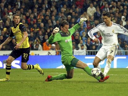 Cristiano supera a Weidenfeller no terceiro gol.