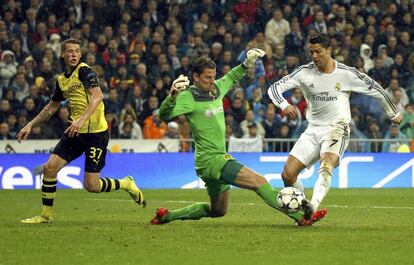 Cristiano supera a Weidenfeller no terceiro gol.