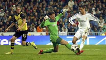 Cristiano supera a Weidenfeller en el tercer gol.