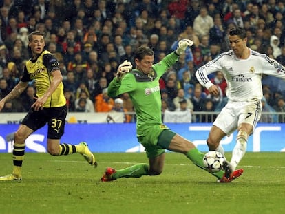 Cristiano supera a Weidenfeller en el tercer gol.