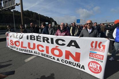 Protesta de un grupo de trabajadores de Alu Ibérica en A Coruña.