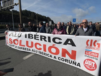 Un grupo de personas protestando frente a la fábrica de Alu Ibérica en A Coruña, el 14 de marzo de 2023.