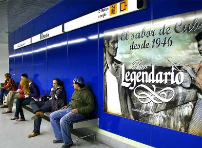 Uno de los anuncios de ron, ayer, en la estación de Bailén, del Metro de Valencia.