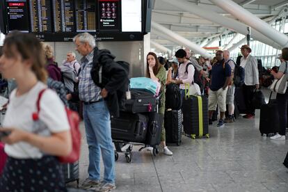 Pasajeros esperan en línea dentro del Terminal 5 en el aeropuerto de Heathrow, en Londres (Reino Unido). Un fallo en el sistema de facturación de la compañía británica British Airways este miércoles ha provocado cancelaciones y retrasos en vuelos que salían de Heathrow y Gatwick. El fallo informático sucede después de que el lunes pasado un avión de British Airways tuviera un percance al aterrizar en Valencia proveniente de Londres.