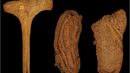 Tres de los objetos recuperados de la Cueva de los Murciélagos: a la izquierda, un mazo hecho con madera de olivo, junto a dos sandalias de esparto.