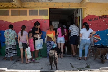 Una fila de gente espera en un comedor popular del sur de Buenos Aires, este mes.