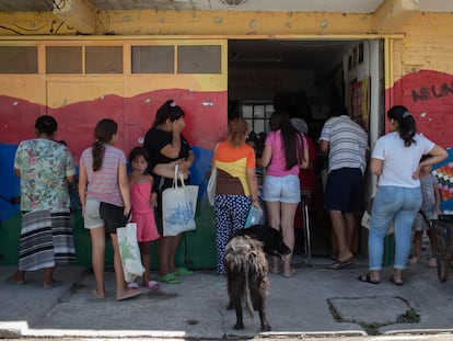 Una fila de gente espera en un comedor popular del sur de Buenos Aires, este mes.