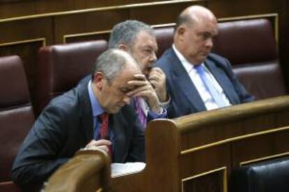 Los diputados del PNV, Josu Erkoreka, Pedro Azpiazu y Emilio Olabarría, de izda a dcha, durante el debate de los Presupuestos Generales del Estado para 2013 que se celebra hoy en el Congreso de los Diputados.