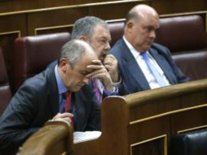 Los diputados del PNV, Josu Erkoreka, Pedro Azpiazu y Emilio Olabarría, de izda a dcha, durante el debate de los Presupuestos Generales del Estado para 2013 que se celebra hoy en el Congreso de los Diputados.