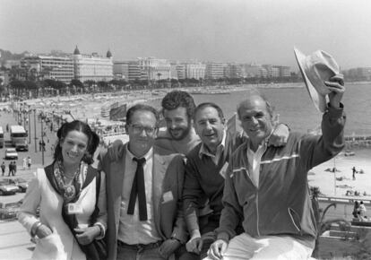 El director español Mario Camus (segundo por la izquierda), acompañado de los actores (de izquierda a derecha), Terele Pávez, Alfredo Landa, Juan Diego y Francisco Rabal, en la presentación de su película 'Los Santos Inocentes', durante el Festival de Cannes de 1984.