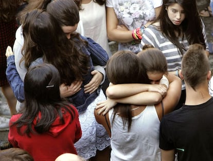 Alumnos del Instituto Rosalía de Castro, en el que estudiaba la pequeña Asunta se abrazan tras guardar cinco minutos de silencio en su memoria.
