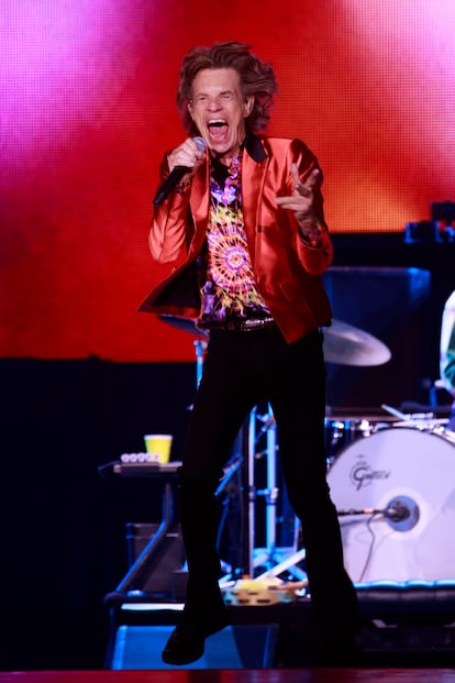Mick Jagger, salta durante el concierto.