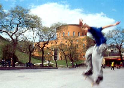 Un skater salta con su patín frente a la biblioteca pública (1927) proyectada por el arquitecto sueco Erik Gunnar Asplund, cuyo espectacular interior es una de las visitas imprescindibles de la ciudad.