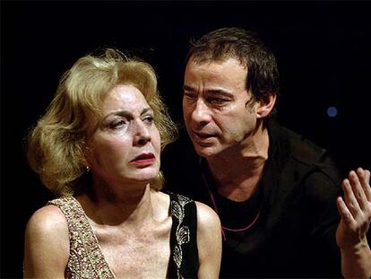 Marisa Paredes y Eduard Fernández, en 'Hamlet', dirigida por Lluís Pasqual.