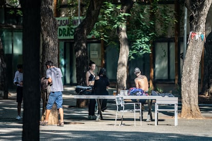 Varias personas bebiendo en una plaza cercana a la sala de venopunción del barrio de El Raval de Barcelona.