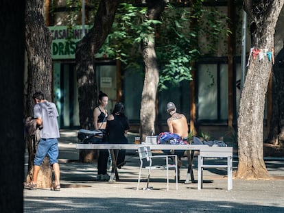 Varias personas bebiendo en una plaza cercana a la sala de venopunción del barrio de El Raval de Barcelona.