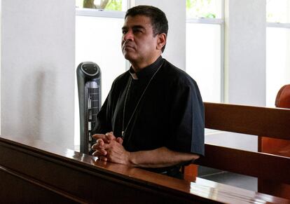 El obispo Rolando Álvarez rezaba en mayo de 2022 en la iglesia de Managua, donde se había refugiado de la represión del régimen de Ortega.