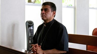 El obispo Rolando Álvarez rezaba en mayo de 2022 en la iglesia de Managua, donde se había refugiado de la represión del régimen de Ortega.
