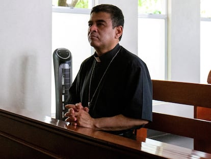 El obispo Rolando Álvarez rezaba en mayo de 2022 en la iglesia de Managua, donde se había refugiado de la represión del régimen de Ortega.