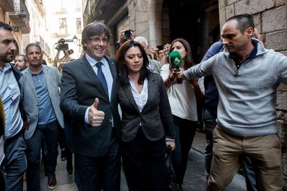 Tras finalizar la grabación, el expresidente de la Generalitat se ha dirigido a pie, acompañado por su mujer y una pareja de sus mejores amigos hacia la Plaça del Vi de Girona, la plaza del Ayuntamiento del que fue alcalde durante poco más que un mandato.