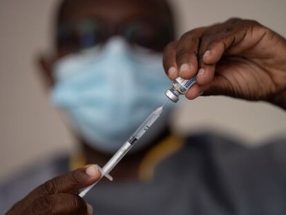 Un sanitario administra una dosis de la vacuna Janssen, contra la covid-19, de Johnson & Johnson en el barrio de Medina en Dakar, Senegal, el pasado 28 de julio.