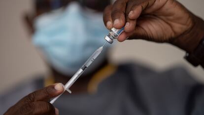 Funcionário da saúde administra uma dose da vacina Janssen, contra a covid-19, da Johnson & Johnson no bairro de Medina em Dakar, Senegal, dia 28 de julho.