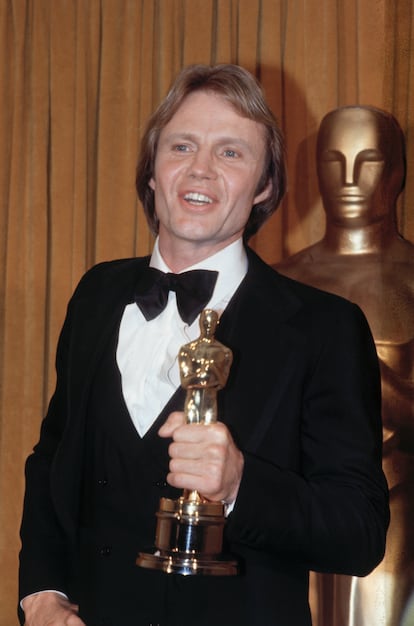 John Voight con el Oscar que ganó por 'El regreso' en 1972.