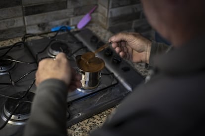 Mrad Mrad prepara café en el interior de su vivienda en la localidad de Aamchit, en el municipio de Byblos. Mrad atestigua que previamente una botella le costaba 1.000 libras, poco menos de un dólar, mientras que ahora cuesta cinco veces más. La moneda local ha perdido el 90% de su valor.