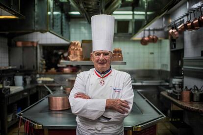 Paul Bocuse en la cocina de L&#039;Auberge de Pont, de Collonges, en 2012